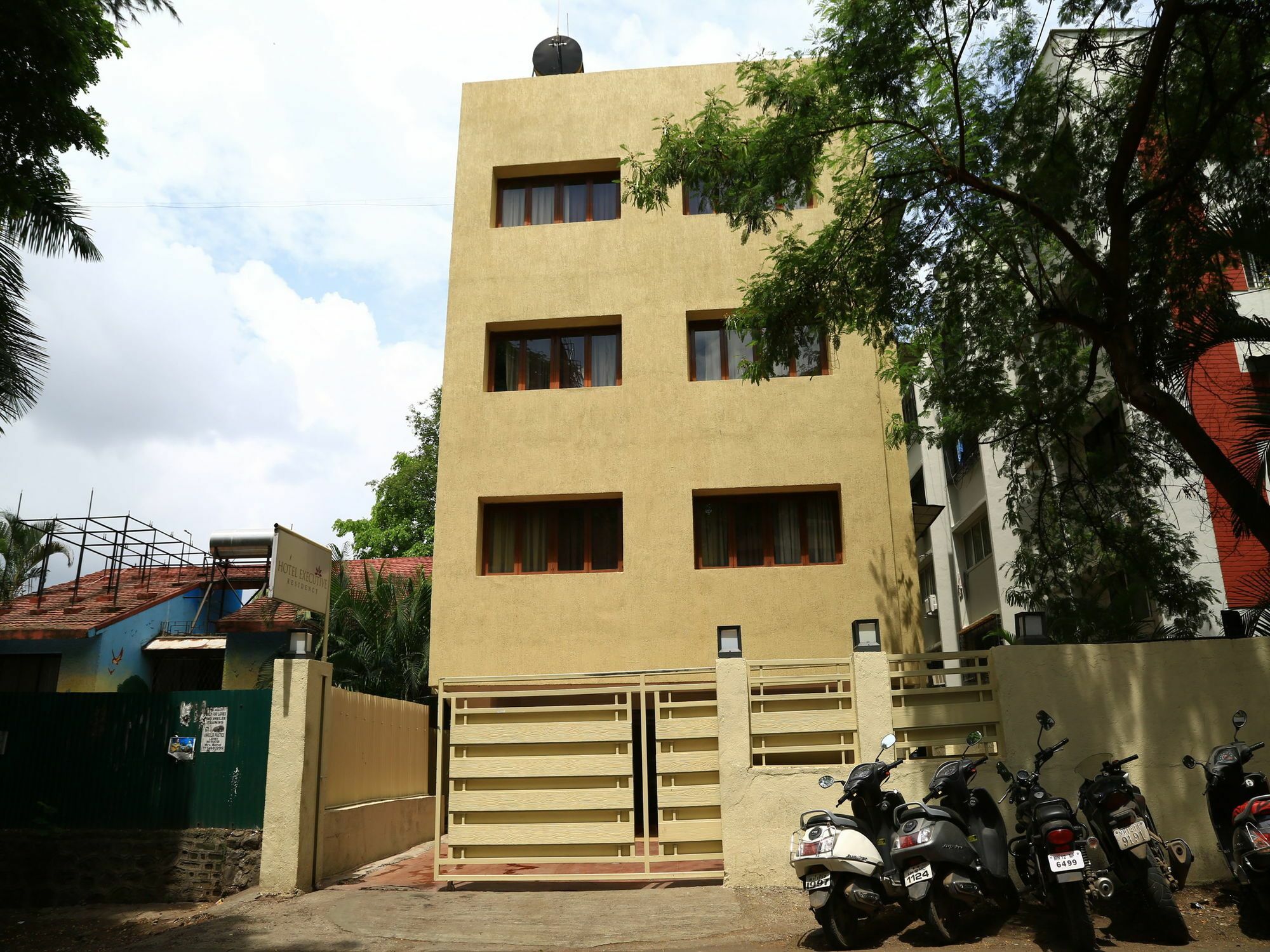 Hotel Oyo 13771 Executive Residency Pune Esterno foto