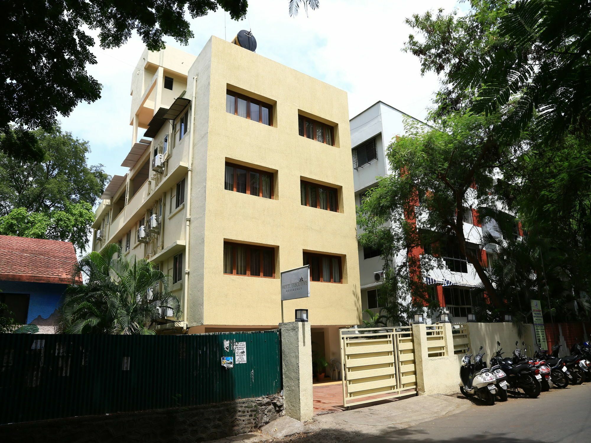 Hotel Oyo 13771 Executive Residency Pune Esterno foto